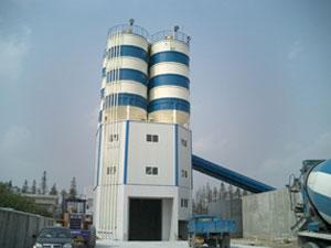  Usina para dosagem de concreto com silo de cimento montado no topo 
